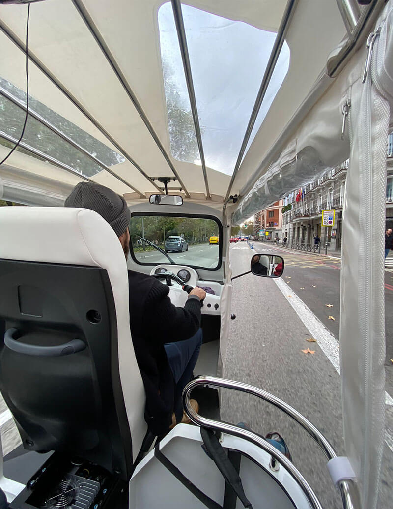 Nuestro guía experto conduciendo el tuk tuk con pasión por las calles de Madrid