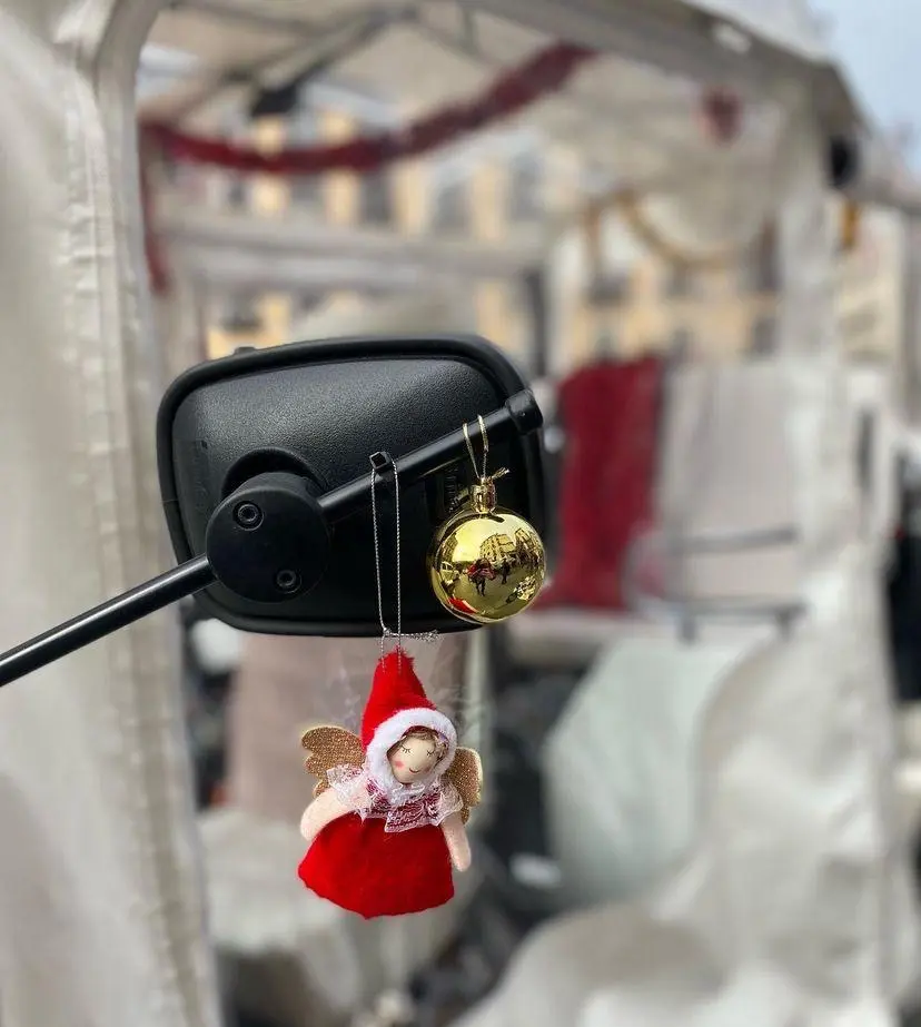 Tour especial de Navidad en Madrid Tuk tuk decorado con adornos navideños en Madrid.
