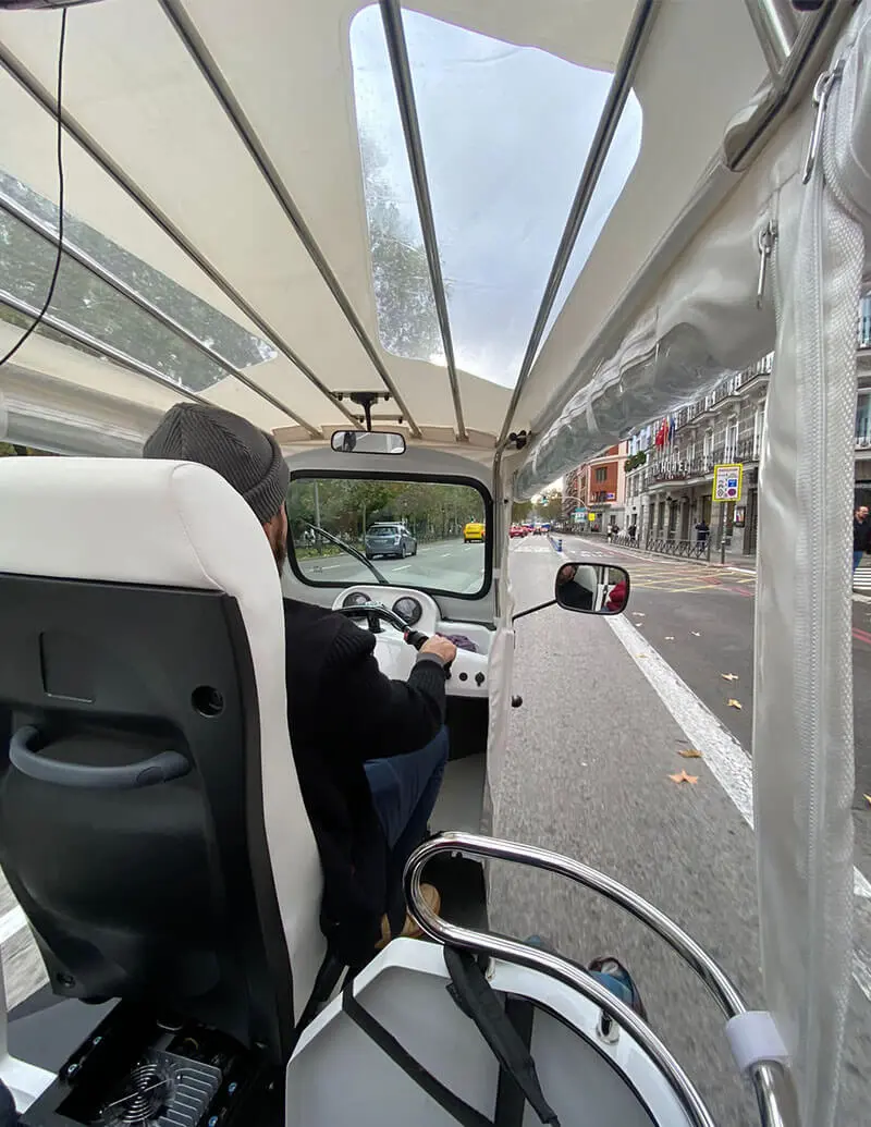 Vista desde el interior de un tuk tuk recorriendo las calles de Madrid.