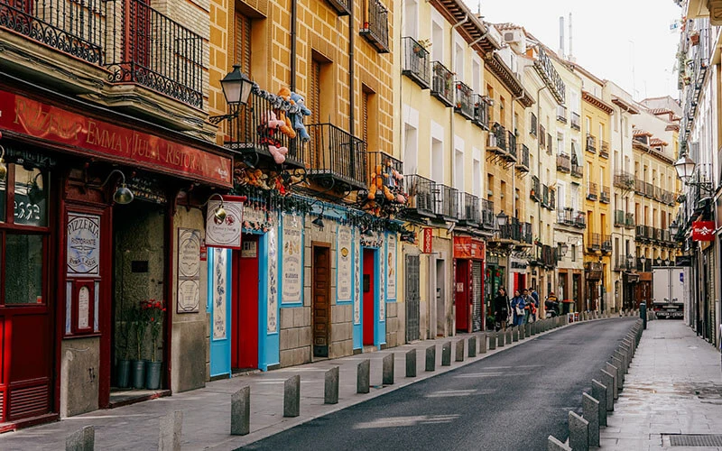 Calle Cava Baja en Madrid con restaurantes y ambiente tradicional.