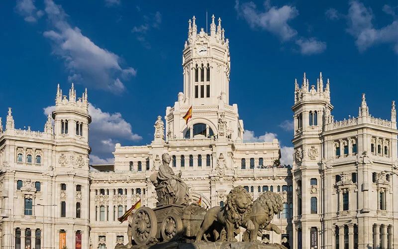 Palacio de Cibeles y Fuente de Cibeles en Madrid, un icono de la ciudad.