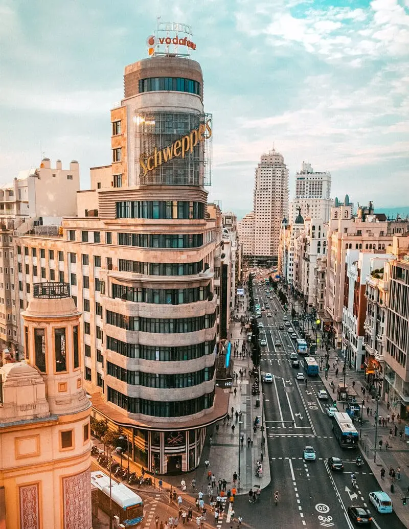 Vista aérea del Edificio Capitol y la Gran Vía de Madrid al atardecer.